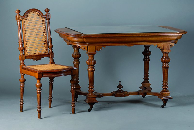 Esstisch mit 5 Stühlen, deutsch, um 1880/90, Eiche, Beine reich gedrechselt u. gerieft, Volutenverz., Platte getreppt, Glasplatte sek. diese l. ...