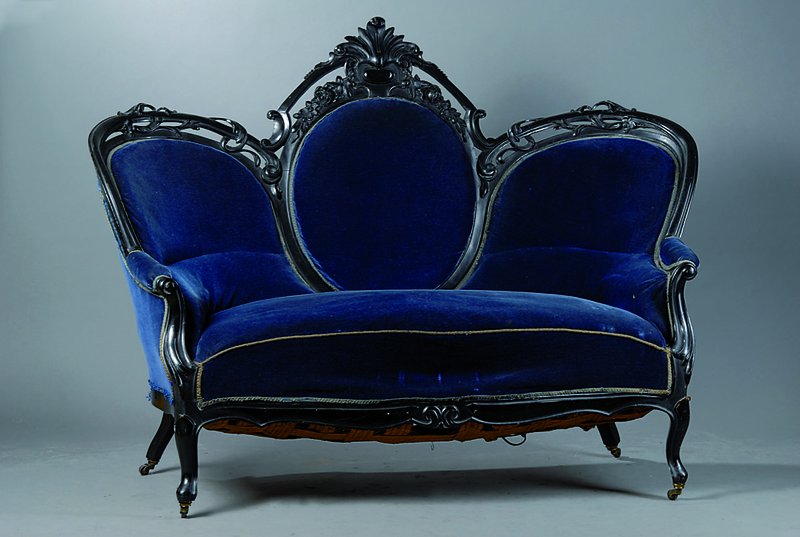 Sofa, deutsch, um 1835/40, schwarz gefasst, allseitig geschweift, reiche Blüten und Akanthusblattschnitzerei, teils in Durchbrucharbeit, auf Rollen, ...