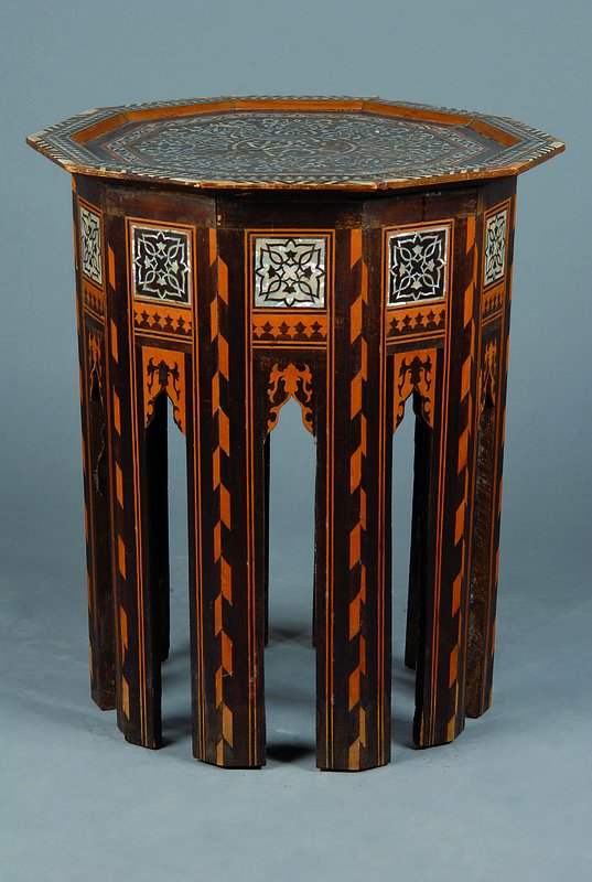 Beistelltisch, Marokko, um 1910-20, Holz reich intarsiert mit versch. Edelhölzern und Perlmutt, Platte mit arab. Schriftzeichen, mit Alters- und ...