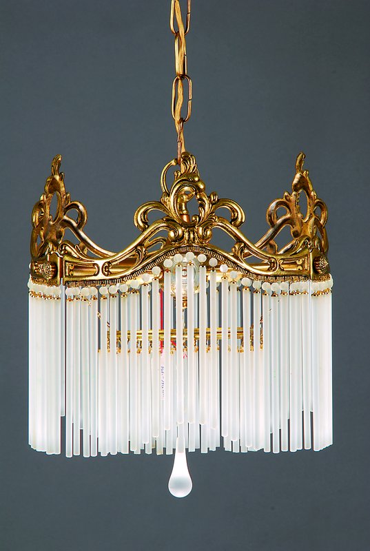 Deckenlampe, Spanien, um 1920-25, Messing/Milchglas, 3 Brennstellen, mit braunem Gewebekabel nachgerüstet, anhängend große mundgeblasene ...