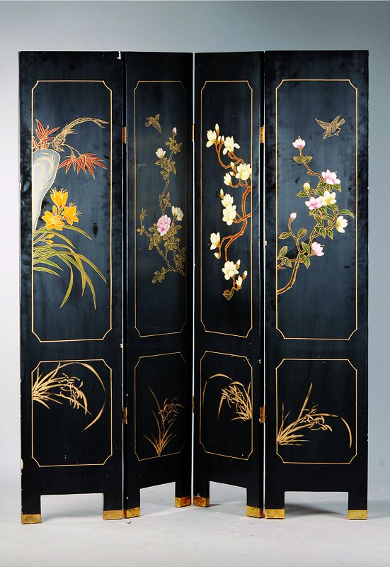 Paravant, China, 50/60er Jahre, Holz, Schwarzlack, Perlmuttintarsien in Dekoration in Art der Illustration zum Senfkorngartens des 16. Jh., diese ...