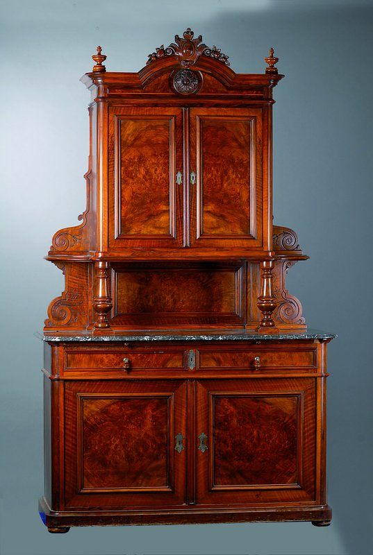 Aufsatzbuffet, deutsch, um 1900, Nußbaum/Wurzelnuß, Unterteil 2-türig, 2 Schubladen, 2 Ausziehbretter, Oberteil 2-türig, diese nicht ...