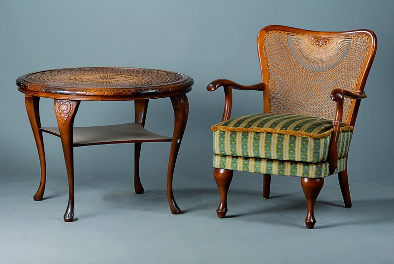 Zwei Cocktailsessel mit Tisch, deutsch, um 1930, Chippendalestil, Buche massiv, mittelbraun gebeizt, Rückenlehne mit aufwendigem Korbgeflecht, Bezug ...