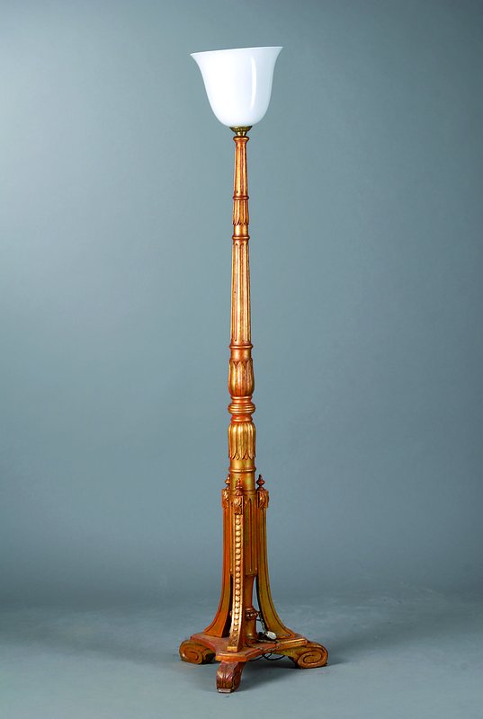 Stehlampe, 60er Jahre, goldfarben gefasst , allseitig gerieft, Füße in Voluten auslaufend, Funktion nicht geprüft, st. Gebr. -Sp., H. 176 cm
