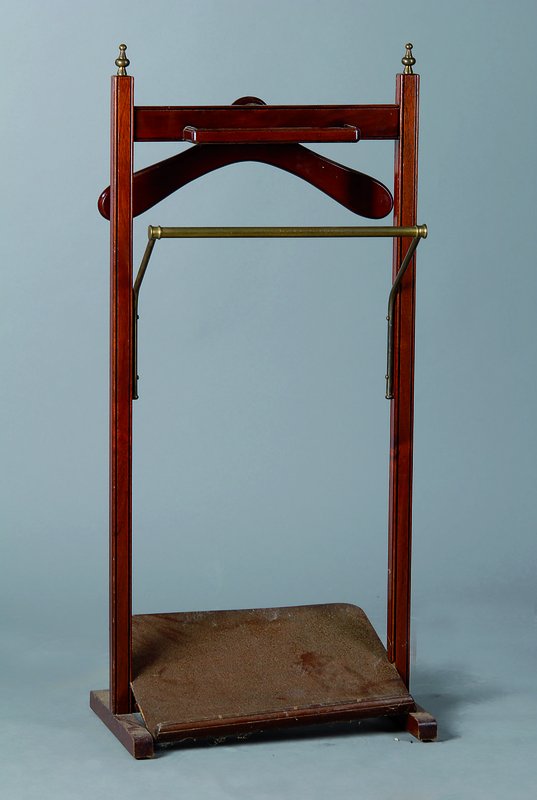 Herrendiener, nach engl. Vorbild v. 1890, Limbaholz, Schuhablage, Aufhängemöglichkeit für Hemd oder Sakko, st. Alterssch., ca. 103x50x30 cm