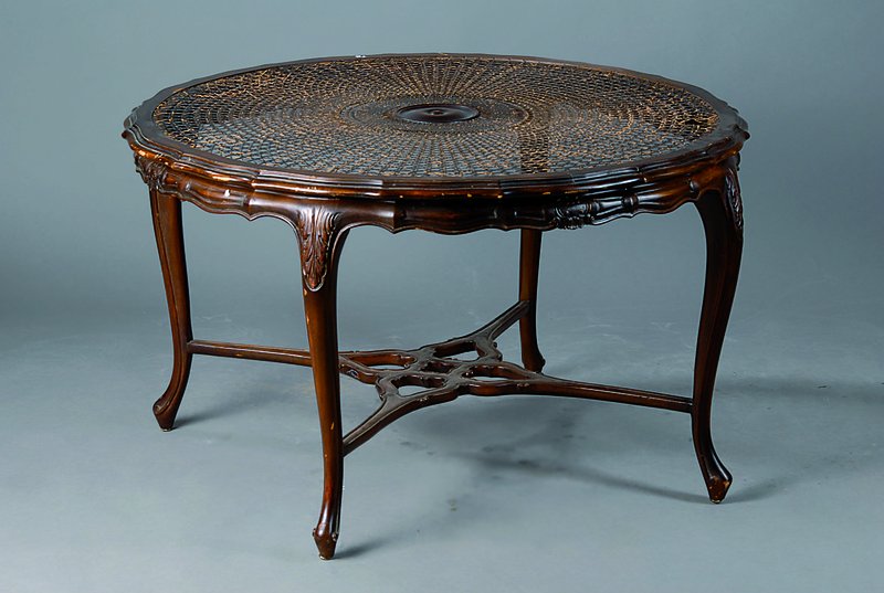 Couchtisch, deutsch, um 1930, Chippendalestil, Nußbaum massiv, mit geflochtenem Korbgeflecht, geschwungene Beine, st. Gebr.-Sp., H. ca. 58 cm, D. ...