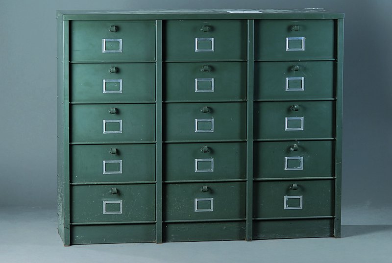 Apotheker-Schrank, Frankreich, um 1930, schwere Ausführung in Metall, aufklappbare Fächer mit verchromten Beschriftungsfenstern, st. Altersssch., ...