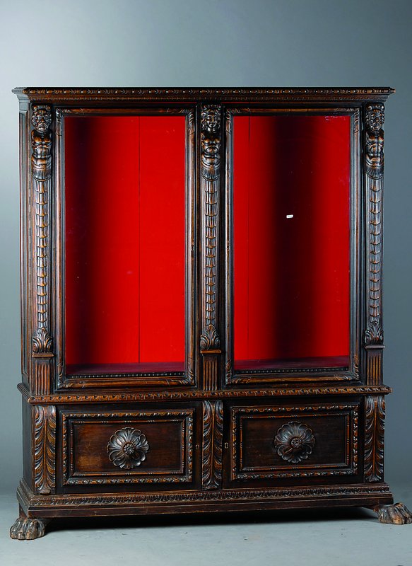 Schrank, deutsch, 30er Jahre, Nußbaum, Renaissancestil, 4-türig, 3-seitig verglast, reiche Akanthusblattschnitzereien, Lisenen gerieft, teils m. ...