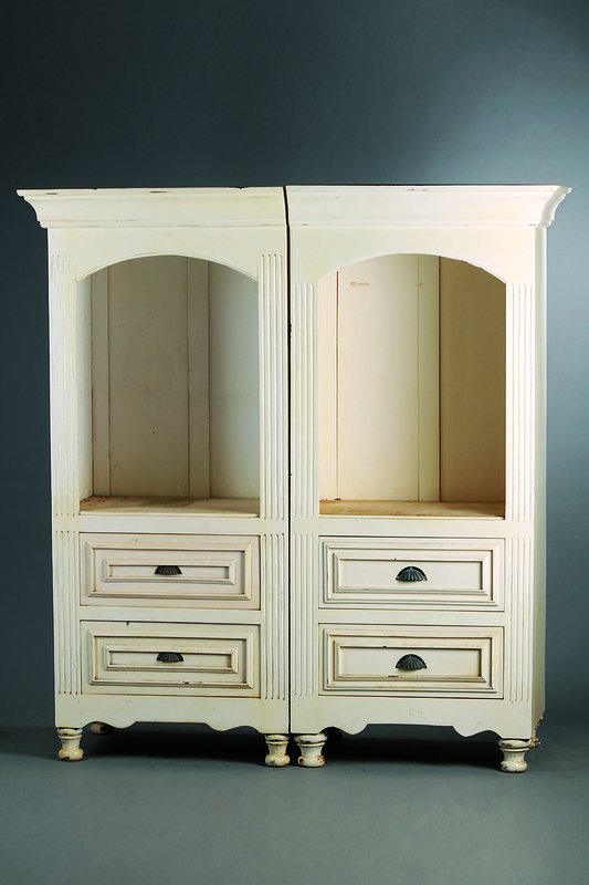 2 Schränke, um 1910, weiße Fassung sek., je 2 Schubladen, Lisenen gerieft, Zarge geschweift, Kopf getreppt, Alterssch., je ca. 163x76x56 cm