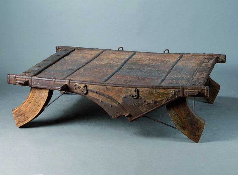 Tisch, Afghanistan, 1. Hälfte 20.Jh., Holz/Eisen, sog. Sitztisch, st. Gebr.-Sp., ca.38x137x140 cm