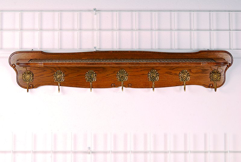 Garderobenleiste, deutsch, um 1890, Eiche, sparsame Schnitzereien, teils m. Geflecht, 6 Haken, st. Gebr.-Sp.,