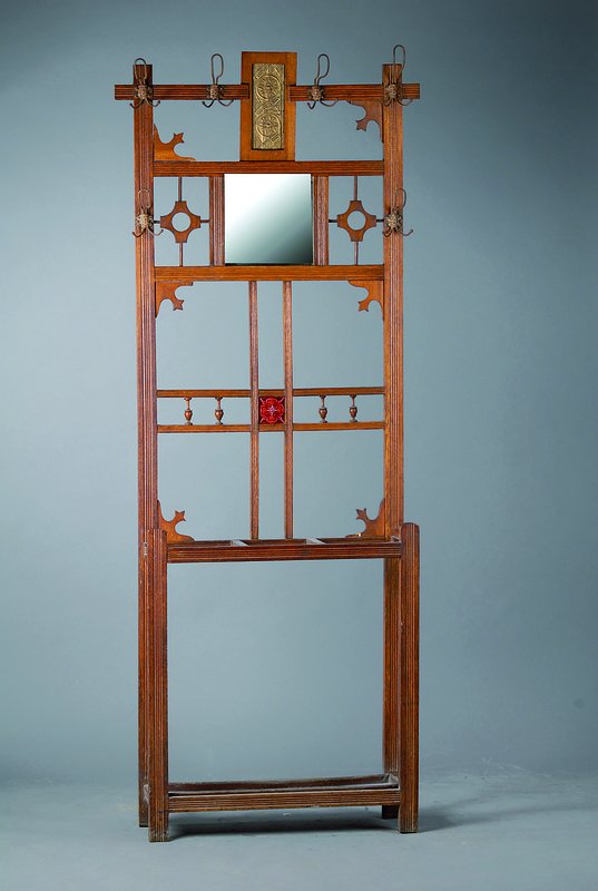 Gaderobe, wohl deutsch, um 1910, Jugendstil,Eiche massiv, mittelbraun gebeizt, quadra- tisches Spiegelglas, dieses mit Altersspuren, interessante ...