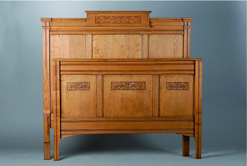 Doppelbett, Flandern, um 1880, Eiche mass., Rücken und Fußteil mit Füllungen verstrebt, gelaugt und gewachst, st. Gebrauchsspuren, Altersch., ca. ...