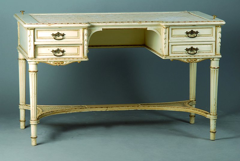 Damenschreibtisch, 30er Jahre, Renaissancestil weiß gefasst, reich verziert, 2-schübig, Alterssch., teils besch., Überholung empf., ca. 75x123x66 ...