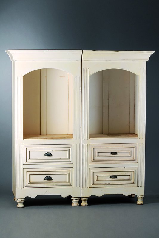 2 Schränke, um 1910, weiße Fassung sek., je 2 Schubladen, Lisenen gerieft, Zarge geschweift, Kopf getreppt, Alterssch., je ca. 163x76x56 cm