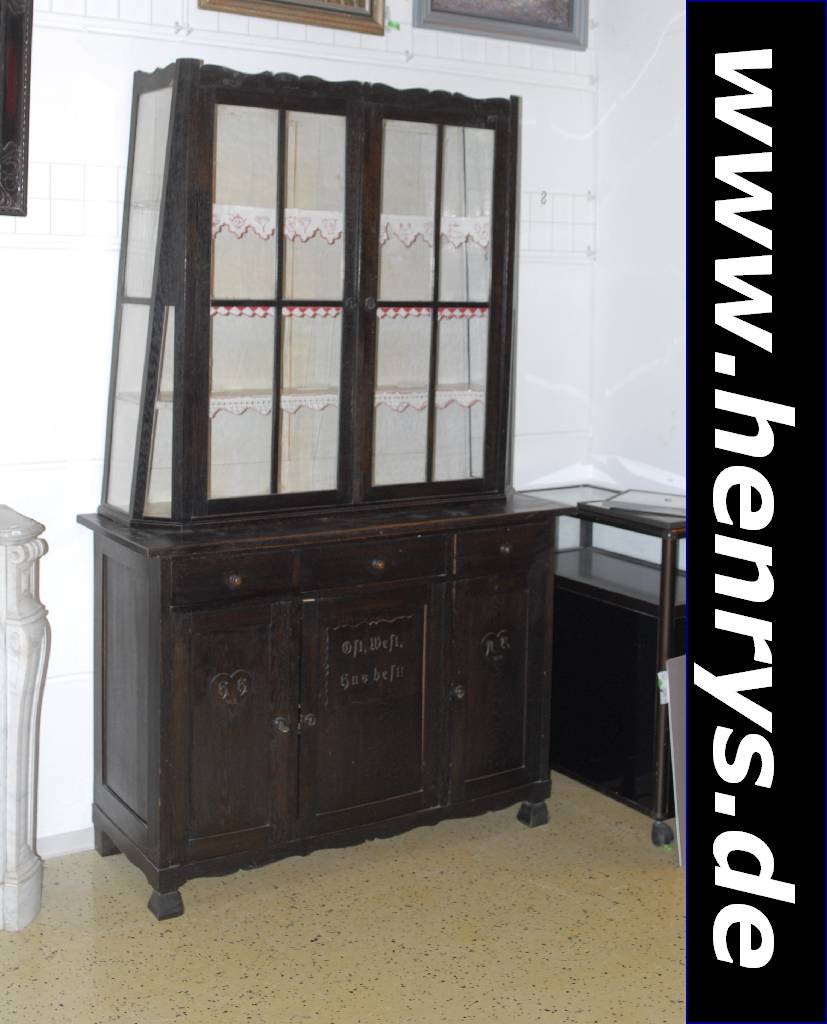 Worpsweder-Zimmer, um 1900, best. aus: Bank, Armlehnstuhl, zwei Stühle, ein Tisch, Nähtisch, ein Aufsatzbuffet, Eiche, dunkel gefasst, reiche ...