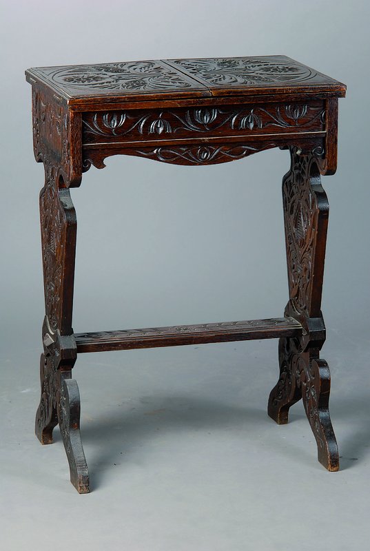 Detail a: Worpsweder-Zimmer, um 1900, best. aus: Bank, Armlehnstuhl, zwei Stühle, ein Tisch, Nähtisch, ein Aufsatzbuffet, Eiche, dunkel gefasst, reiche ...