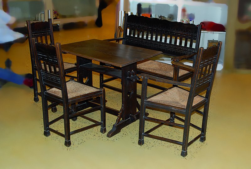 Detail b: Worpsweder-Zimmer, um 1900, best. aus: Bank, Armlehnstuhl, zwei Stühle, ein Tisch, Nähtisch, ein Aufsatzbuffet, Eiche, dunkel gefasst, reiche ...