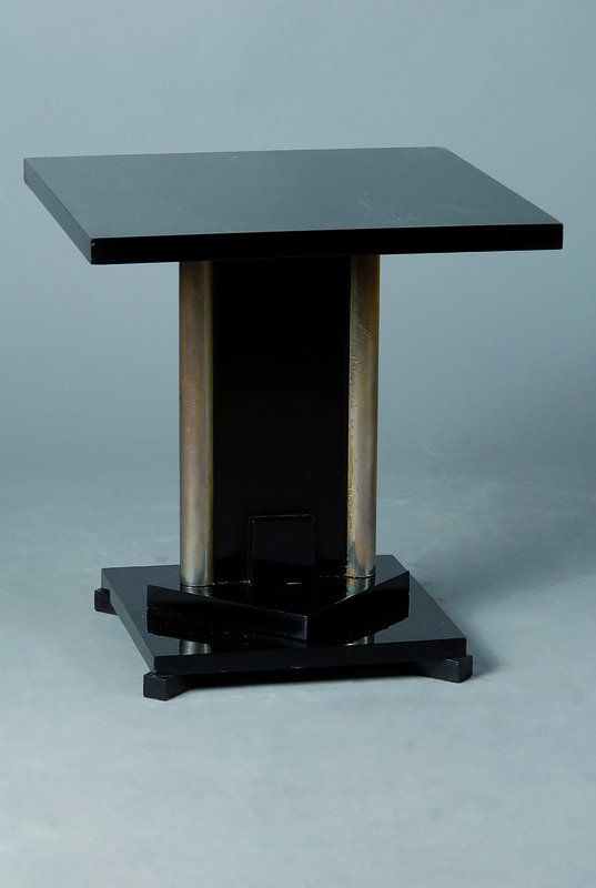 Beistelltisch, Art-Deco, um 1930, schwarz gefasst, Schaft teilverchromt, elegante Form, Gebr.-Sp., ca. 53x50x50 cm