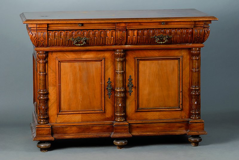 Anrichte, deutsch, um 1880/90, Nußbaum, 2-türig, 2-schübig, 2 Ausziehbretter, reich geschnitzt und gedrechselt, Halbsäulen, Platte getreppt, Fuß ...