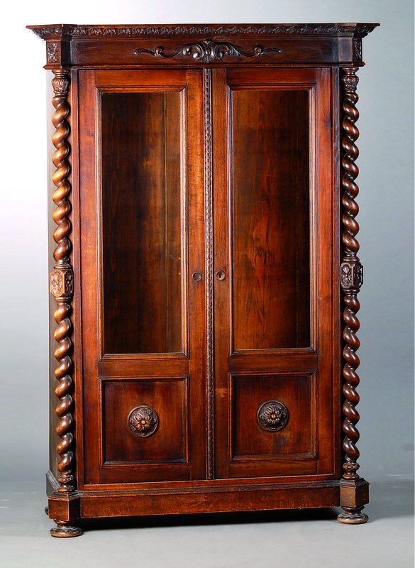 Vitrine, deutsch, um 1880/90, Eiche, 2-türig, teilverglast, sparsame aufgesetzte Schnitzereien, Lisenen m. reich gedrechselten Säulen, Kopf ...