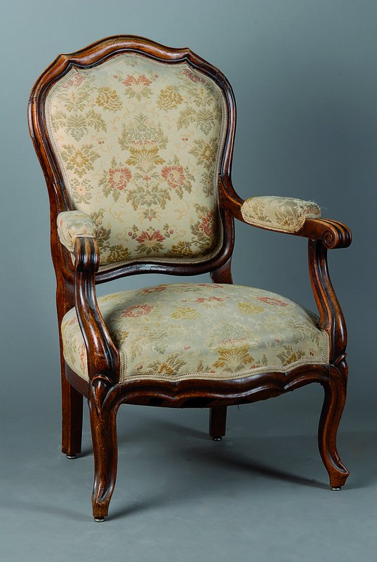 Armlehnstuhl, deutsch, um 1860, Buche, allseitig geschweift, Armlehnen gerieft, in Voluten auslaufend, Bezug und Polsterung alt belassen, Erneuerung ...