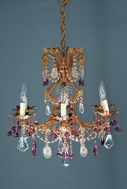 Deckenlampe u. zwei Wandlampen, wohl Italien, 20/30er J., Messingfassung mit aufwendigem farblosem Glasgehänge mit lilafarbenen langen Glaspendeln, ...