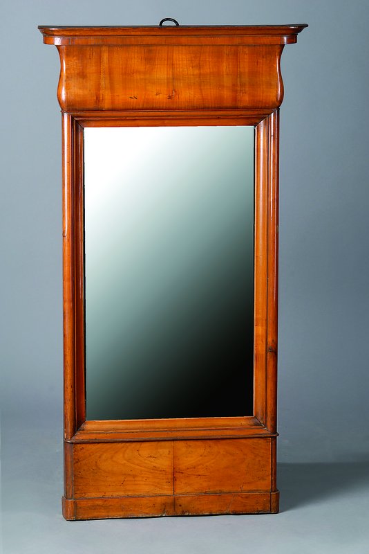 Spiegel, Pfalz, um 1830-35, Korpus Weichholz, Kirschbaumfurnier, gespiegelt verlegt, Oberteil geschweift, Rahmen dreifach getreppt, Unterteil doppelt ...