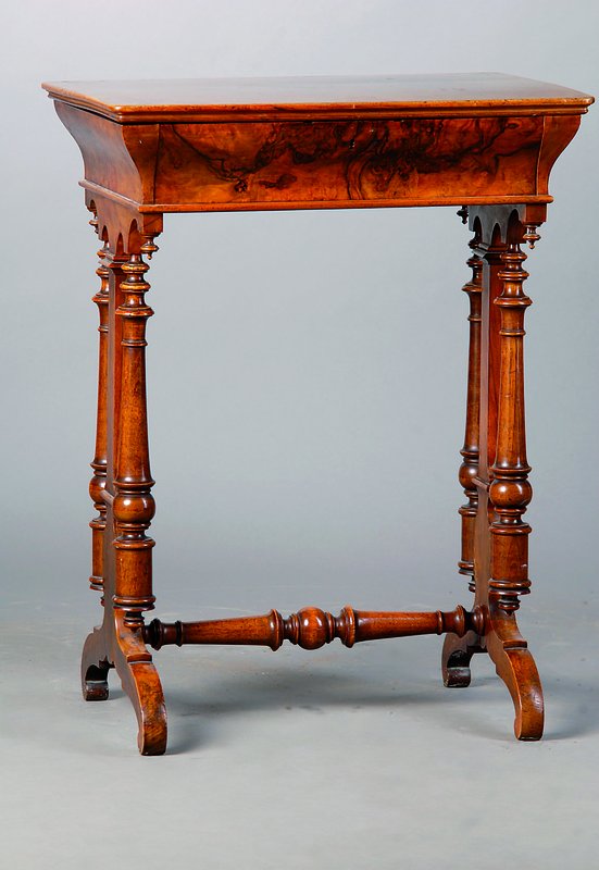 Nähtisch, deutsch, um 1880, Nußbaum- und Wurzelnußfurnier, Beine gedrechselt, aufklappbar mit reicher Inneneinrichtung und ausklappbarem ...