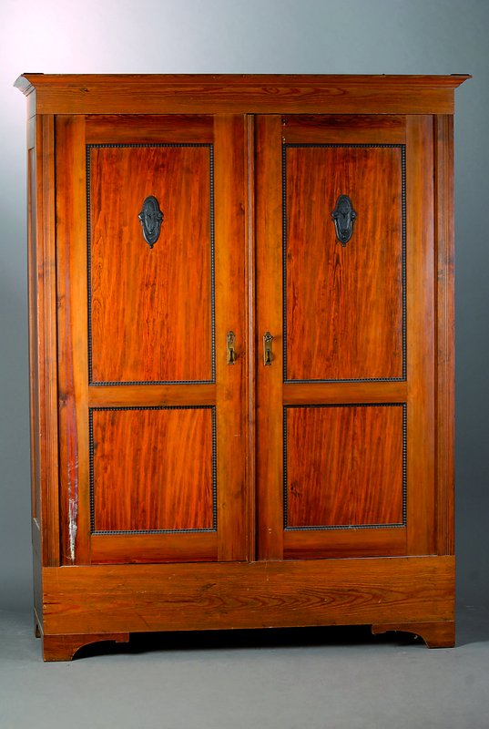 Schrank, Art-Deco, um 1930, Kiefer/Nußbaum, 2-türig, Zierleiste und aufgesetzte Schnitzereien geschwärzt, Lisenen gerieft, Harzreste, Überholung ...