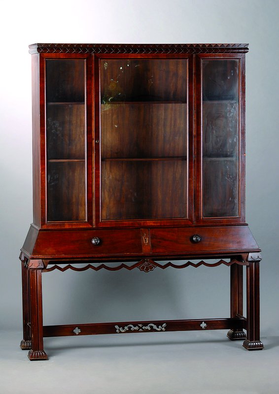 Vitrine, Art-Deco, um 1930, Oberteil 1-türig verglast, Unterteil 2-schübig, Zierleisten teils in Durchbrucharbeit, Kopf und Fuß m. Leistenverz., 2 ...