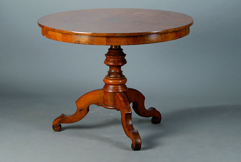 Runder Tisch, Italien, um 1900, Nußbaum, reiche Stern- und Bandintarsien, 3 Beine, Schaft reich gedrechselt, m. Bandintarsien, Füße in Voluten ...