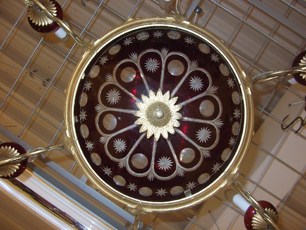 Detail a: Deckenleuchter, Empirestil, um 1870, 6 Arme mit 6 Brennstellen und zwei Mittel- Brennstellen, mittig orig. Glaseinsatz rot überfangen geschliffen ...