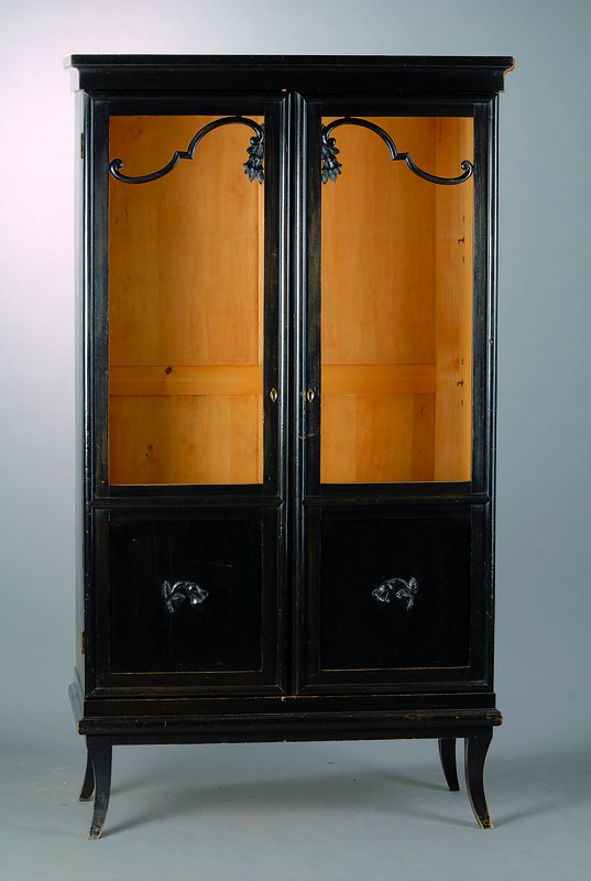 Vitrine, deutsch, um 1880, schwarz gefasst, Blätter und Blütenschnitzereien, 2-türig, leicht verzogen, st. Gebr.-Sp., alt belassen, 2 ...