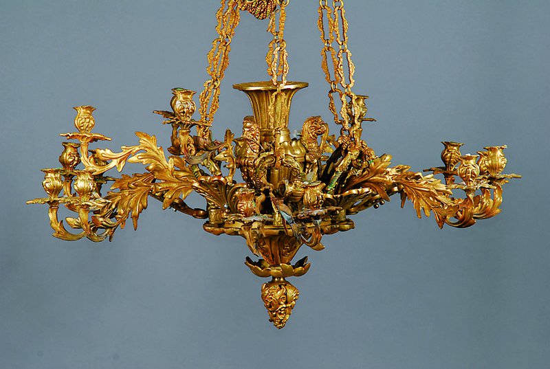 Opulenter französischer Deckenleuchter, um 1870/80, Messingguß, in Rocaillenform dekoriert, 18 Brennstellen, Arme teilweise gesteckt, z.T. ...