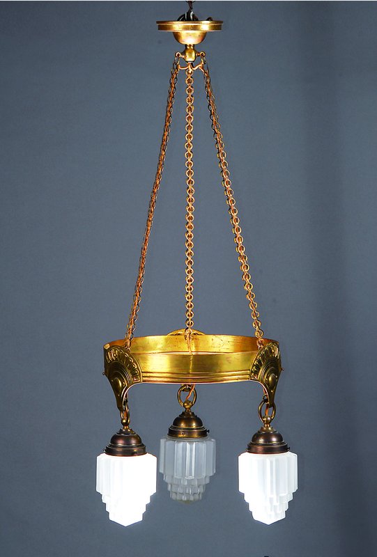 Deckenlampe, Frankreich, 1920er Jahre, Messingmontur mit zeittyp. Relief, drei Brennstellen (Elektrifizierung nicht geprüft), mit mattierten ...
