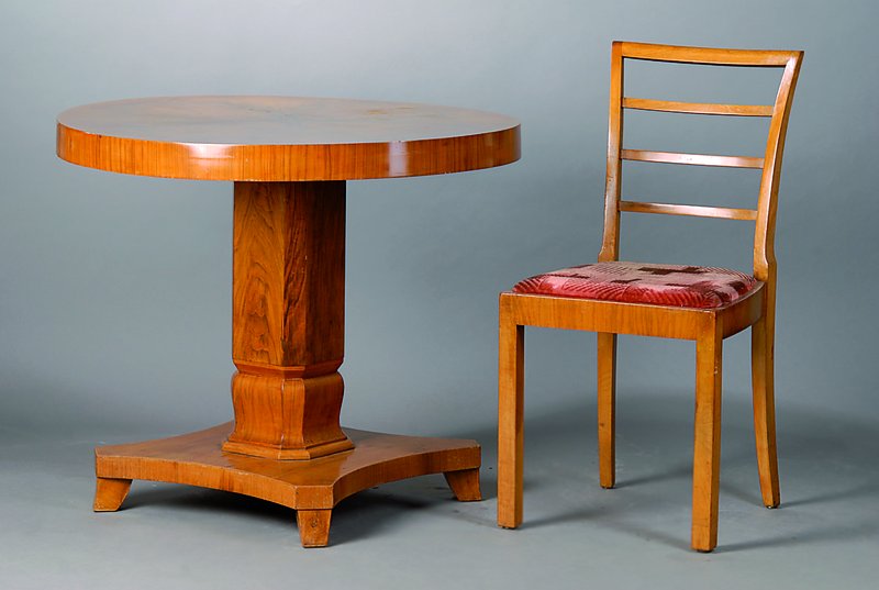 Runder Tisch mit 4 Stühlen, Art-Deco, um 1925, Wurzelnußfurnier, Platte 8-fach gespiegelt, 4-Kantschaft, Stühle, Nußbaum, Rücken versprosst, ...