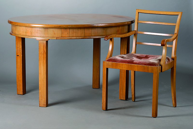 Ausziehtisch, mit 2 Armlehnsesseln u. 4 Stühlen, Art-Deco, um 1925, Nußbaum, 2 Einlegebretter, ovaler Tisch, dazu 4 Stühle und 2 Armlehnsessel, ...