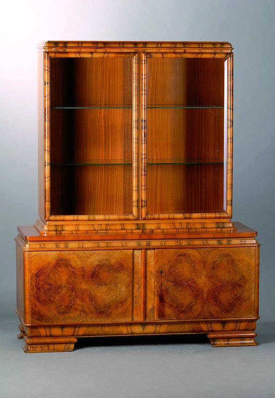 Vitrine, Art-Deco, um 1930, kaukasisch Nußbaum, Oberteil 2-türig verglast, 2 Glaseinlegeböden, Unterteil 2-türig, abgerundete Ecken, seitl. ...
