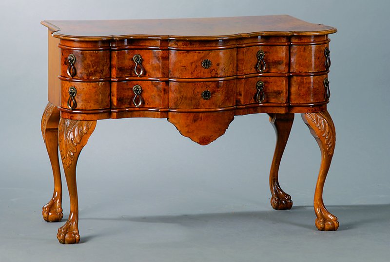 Kommode, Barockstil, Niederland, 20. Jh., Wurzelnußfurnier, allseitig geschweift, 6-schübig, sparsame Akanthusblattschnitzerei, l.Furniersch., ...