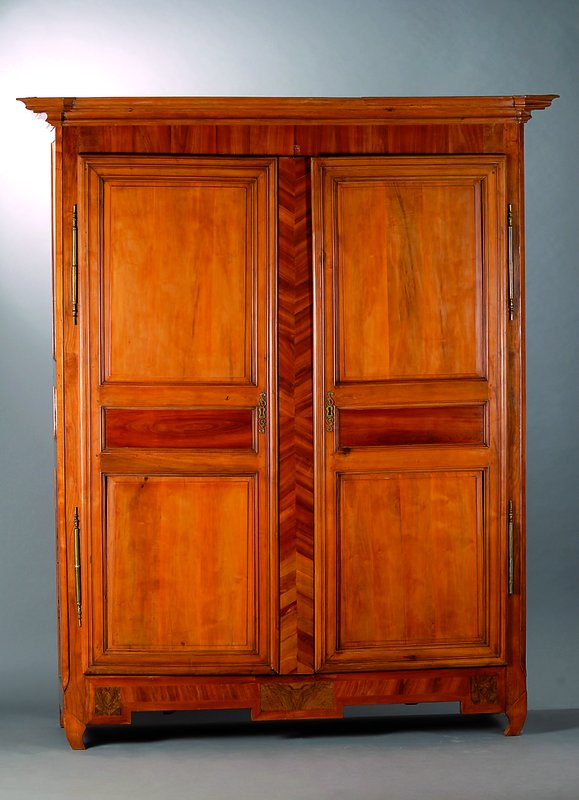 Schrank, Frankreich, um 1790, Kirschbaum, 2 -türig, Front und Seiten kassettiert, Zarge m.Nußbaumeinlagen, Kopf vielfach getreppt, st. Gebr.-Sp., ...