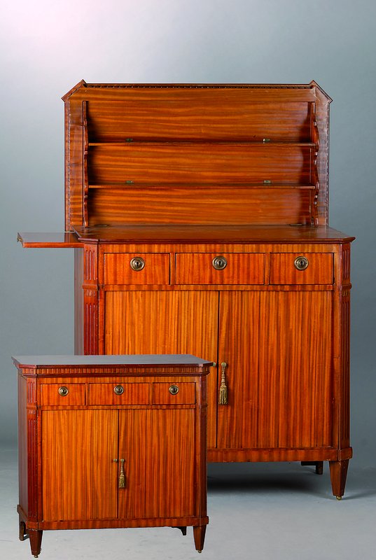 Empirestilaufklappbuffet, um 1920, Mahagoni,aufklappbar, Unterteil m. Rolltüren, 3-schübig, ohne Schlüssel, Oberteil, wenn aufgeklappt m. 2 ...