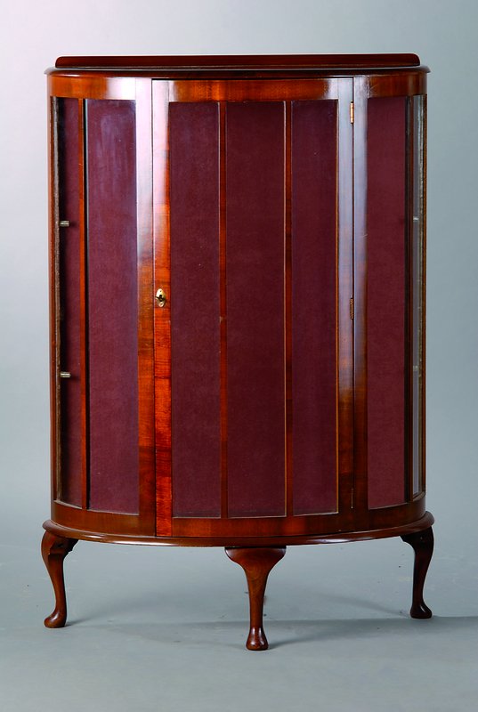 Art-Deko-Vitrine, um 1930, Mahagonifurnier, 1-türig, Front verglast und versprosst, Gebr. -Sp., ca. 114x77x30 cm