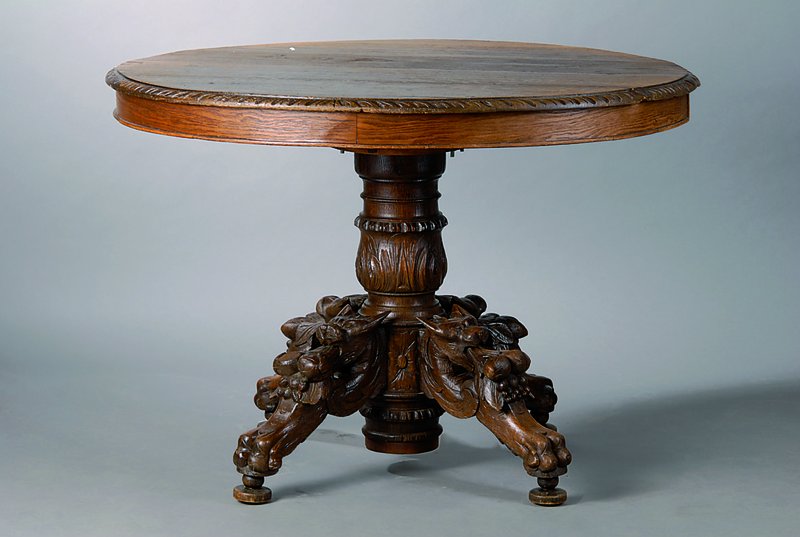 Ausziehtisch, Frankreich, um 1880/90, Eiche, reich geschnitzter Fuß in Form v. Blüten, Fratzen und Akanthusblättern, 1 Einlegebrett, ca. 40 cm, ...