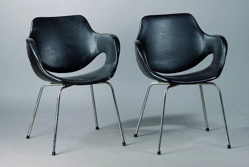 4 Designerstühle, 2. Hälfte 20. Jh., Beine verchromt, schwarzer Lederbezug, teils besch., st. Gebr.-Sp.