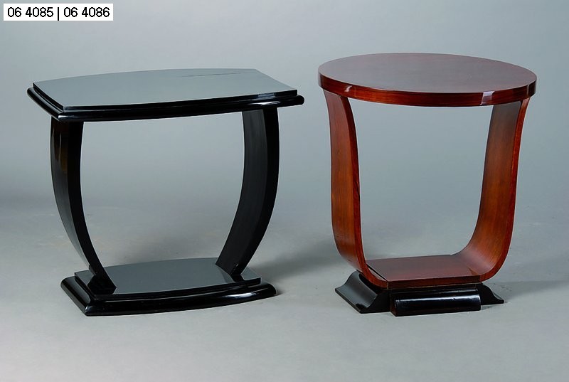 Beistelltisch, Art-Deco, schwarz gefasst, Beine geschweift, Platte getreppt, diese m. einem Schwundriss, l. Gebr.-Sp., ca. 56x64x48 cm