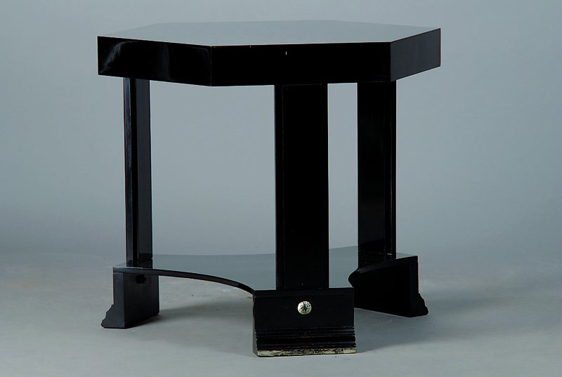 Beistelltisch, Art-Deco, um 1930, schwarz gefasst, 6-eckig, kleine silberfarbene Zierteile am Fuß, Fuß getreppt, l. Gebr.-Sp., ca. 56x56x63 cm