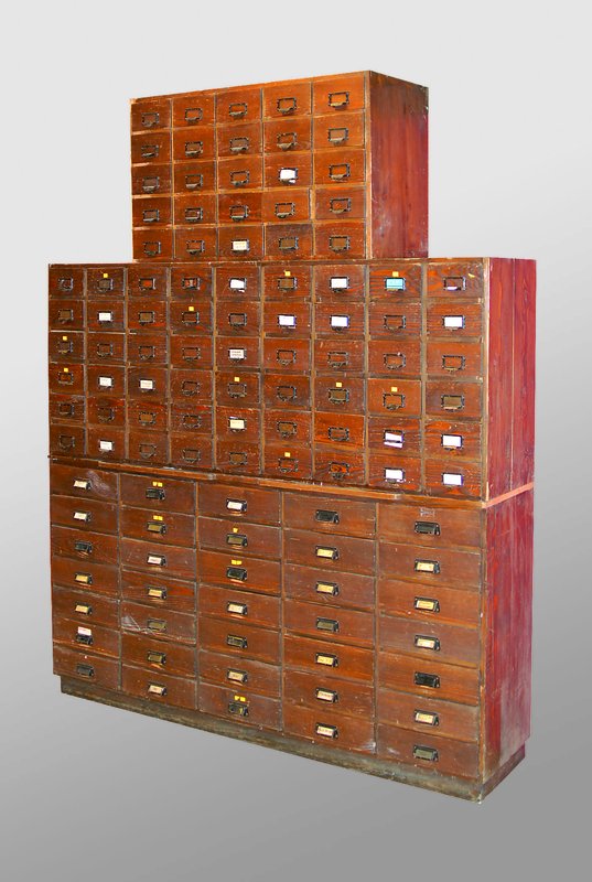 Apothekerschrank, deutsch, um 1910, 3-tlg., WH, dunkel gebeizt, 114 Schübe, 2 Ausziehbretter, Alterssch., alt belassen, ca. 230x182x43 cm