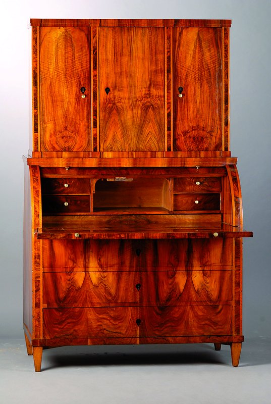 Aufsatzsekretär, wohl badisch, um 1800, Nußbaum/Wurzelnußfurnier, sehr schönes Furnierbild, Oberteil 3-türig, Unterteil 3 -schübig, Rollteil, ...