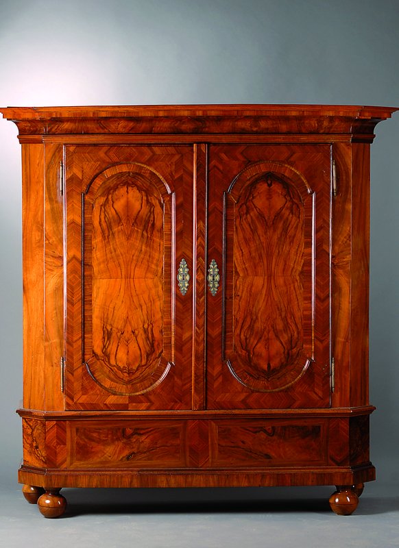 Barockschrank, Augsburg um 1740-1760, Nussbaum/Wurzelnuß, sehr schönes Furnierbild, Originalschloß, Weichholzkorpus, 2-türig, abgeflachte Ecken, ...